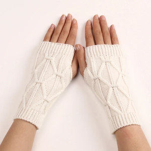 Gros plan sur mitaine en tricot crème avec motifs de losanges en relief élégants