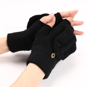 Gros plan détaillé d'un gant en tricot noir convertible avec un bouton de mode décoratif