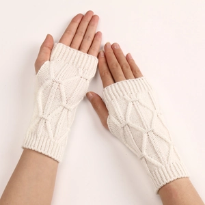 Vue détaillée du motif en losange sur les gants tricotés sans doigts beige crème