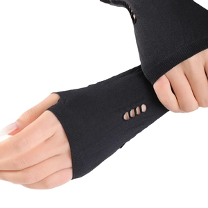 Manicotti in maglia nera con fori per i pollici e dettagli cut-out per sole e moda