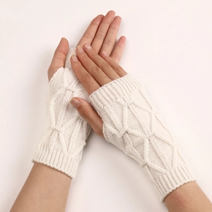 Gros plan de mitaines en tricot blanc montrant la texture 3D et l'ouverture du pouce