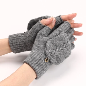 Détail de gants en tricot torsadé gris avec rabat amovible et bouton de style en bois