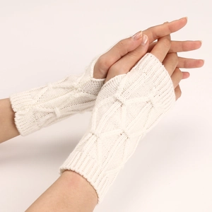 Détail de mitaines en tricot blanc avec motif à losanges texturé pour l'hiver