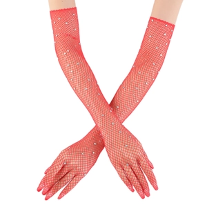Détail de gants en résille rouge ornés de strass brillants pour danse et soirée