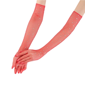 Détail de gants résille longs rouges avec strass brillants pour danse et soirée