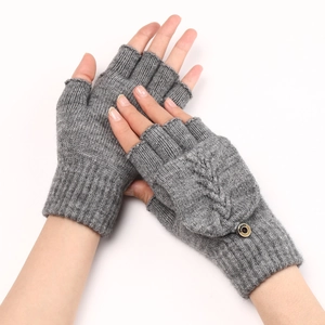 Détail de gants en tricot gris clair avec rabat convertible et bouton décoratif