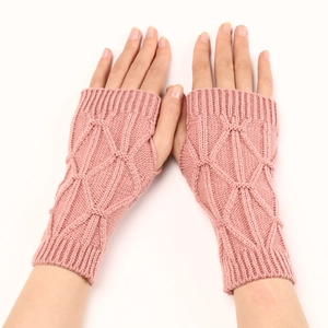 Détail de mitaines en tricot rose avec motif en losange texturé et finition douce