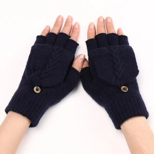Détail du motif en maille torsadée et rabat à bouton sur gants sans doigts bleu marine