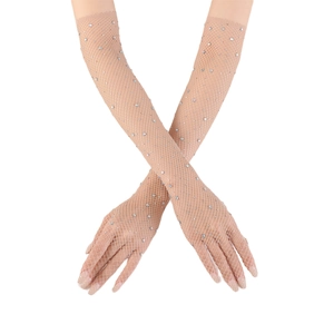 Détail de gants longs en résille avec strass brillants de couleur beige chair