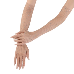 Vue détaillée de gants résille couleur chair ornés de strass brillants jusqu'au coude