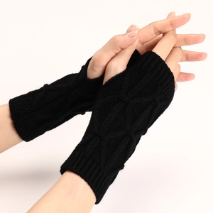 Détail de gants noirs en tricot sans doigts avec un tissage classique en losange