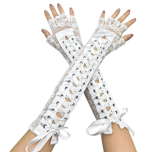 Vue détaillée de longs gants en dentelle blanche avec laçage élégant en ruban de satin