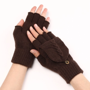 Détails de mitaines en tricot torsadé marron foncé avec rabat convertible boutonné