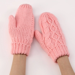 Detalle de punto trenzado en manoplas rosas de invierno con puños acanalados