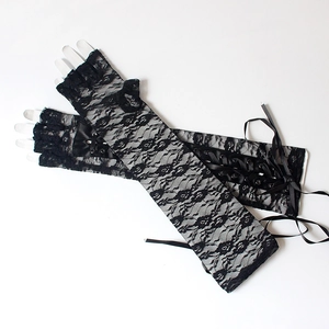 Détail de gants longs en dentelle florale noire sans doigts avec laçage ruban élégant
