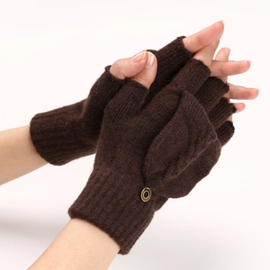 Détail de gants en maille marron foncé avec bouton en bois et poignets côtelés