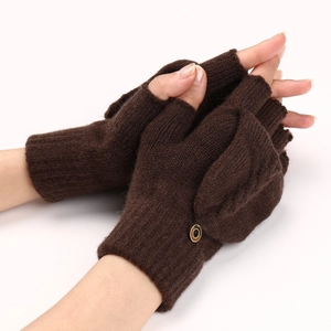 Gros plan sur des gants en maille marron foncé avec design mitaines et rabat amovible