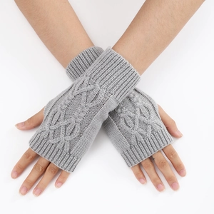 Texture détaillée de gants gris sans doigts en maille torsadée pour la chaleur