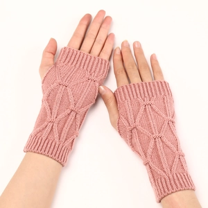 Mitaines tricotées d'hiver rose poudré avec un motif élégant en forme de losange