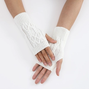 Détails de la maille torsadée blanche et design sans doigts des mitaines d'hiver