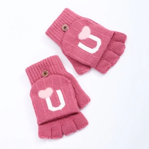 Détail de gants tricotés roses avec rabat cœur et bouton de fermeture décoratif en résine