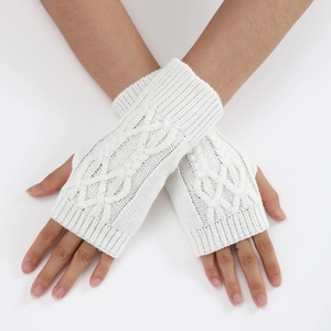 Gros plan de mitaines blanches en tricot torsadé, chauffe-poignets élégants d'hiver