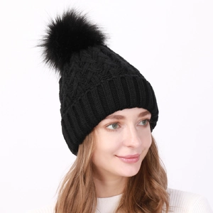 Berretto in maglia nera da donna con pompon e fodera in pile per il calore invernale