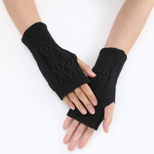Détail de mitaines noires en tricot torsadé avec design sans doigts et texture élégante