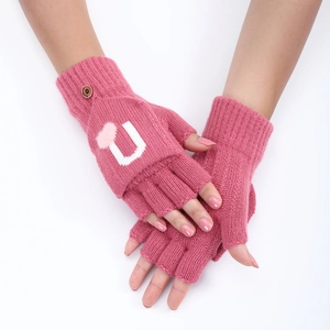 Détail de gants en tricot rose avec une lettre U blanche et broderie de cœur