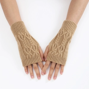 Gros plan sur la maille torsadée kaki de ces mitaines chaudes pour poignets