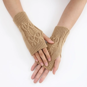 Détail de mitaines en maille torsadée couleur camel avec texture douce pour l'hiver