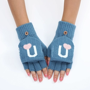 Vue détaillée des mitaines en tricot bleu marine avec broderie coeur et bouton