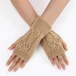 Détail de mitaines en maille torsadée camel montrant la texture et le poignet