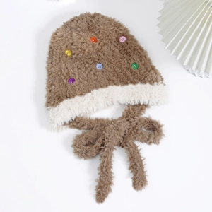 Dettaglio cappello in peluche con bottoni colorati e lacci a forma di fiocco