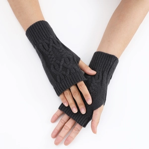 Détail des mitaines en tricot torsadé gris foncé montrant la texture et l'ouverture