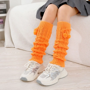 Calentadores de punto trenzado naranja brillante con pompones para estilo de invierno