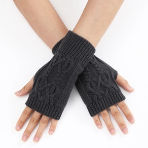 Détail de la maille de mitaines gris foncé avec motifs torsadés sur les mains
