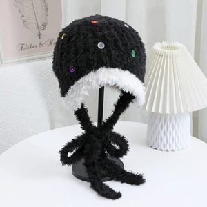 Cappello di peluche bianco e nero con bottoni colorati e lacci lunghi per il freddo