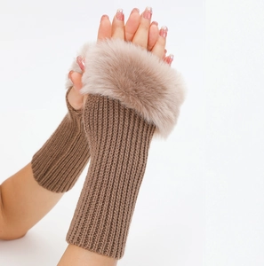 Primer plano de guantes de punto marrón sin dedos con ribete de piel sintética suave