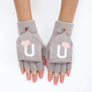 Détail de mitaines en tricot gris avec cœur rose et bouton pour rabat de protection