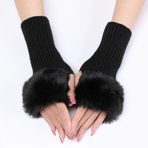 Detalle de guantes de punto acanalado sin dedos con ribete de piel sintética negra en la muñeca