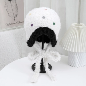 Cappello di peluche con paraorecchie, bottoni colorati e bordo nero per il caldo inverno