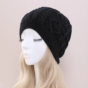 Klassische schwarze Strickmütze mit Zopfmuster für winterliche Wärme und Mode