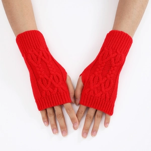 Détail macro des mitaines en tricot torsadé rouge pour l'hiver et le froid