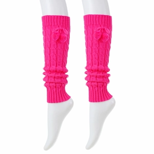 Detalle de calentadores de punto trenzado en rosa fucsia con pompones decorativos y suaves