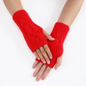Gros plan sur les mitaines rouges en maille torsadée avec texture en laine premium