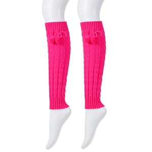 Detalle de calentadores de punto rosa con trenzado y pompones para el invierno