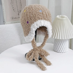 Dettagli del cappello in peluche con bottoni colorati e paraorecchie morbidi