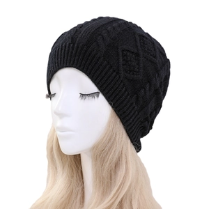 Klassische schwarze Strickmütze mit Zopfmuster und Rippstrickbündchen für den Winter