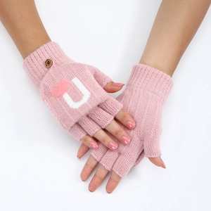 Détails du tricot des mitaines roses avec décor coeur et bouton de rabat pratique